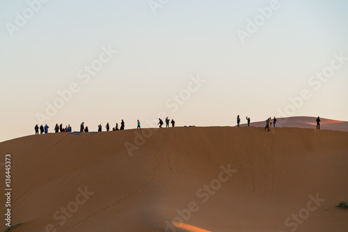 group of tourist  observer sand desert   © praphab144