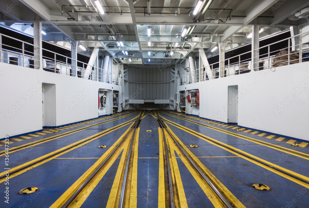 Fototapeta premium Piattaforma binari all'interno della nave traghetto