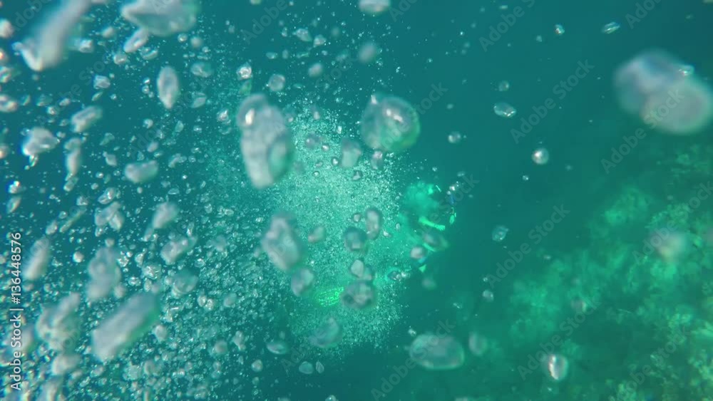 unterwasser steigen Blasen nach oben