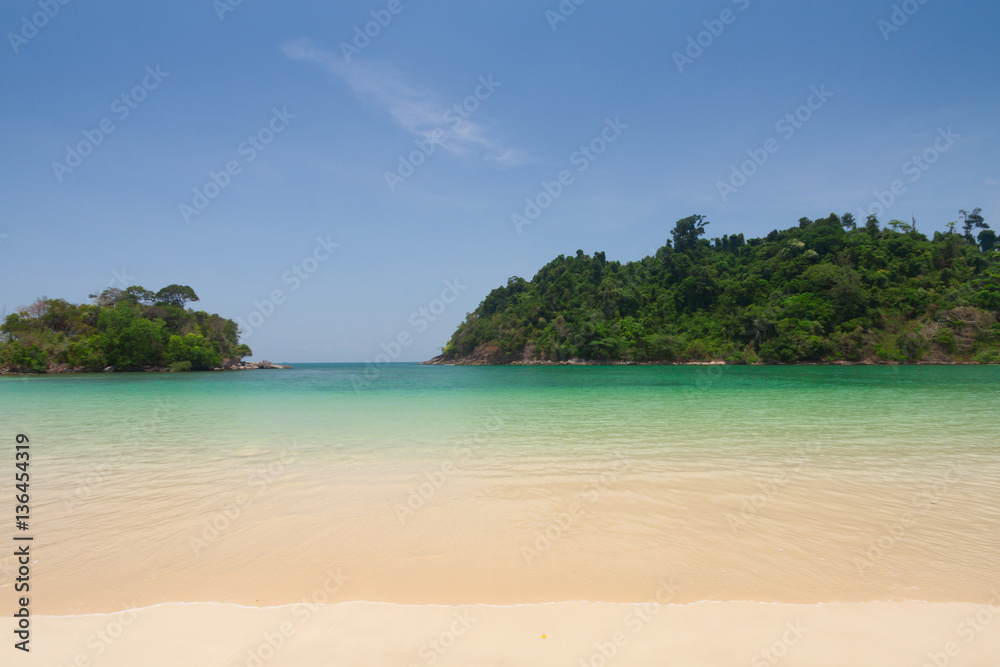 Fototapeta premium Beautiful sea and blue sky at Andaman sea,thailand