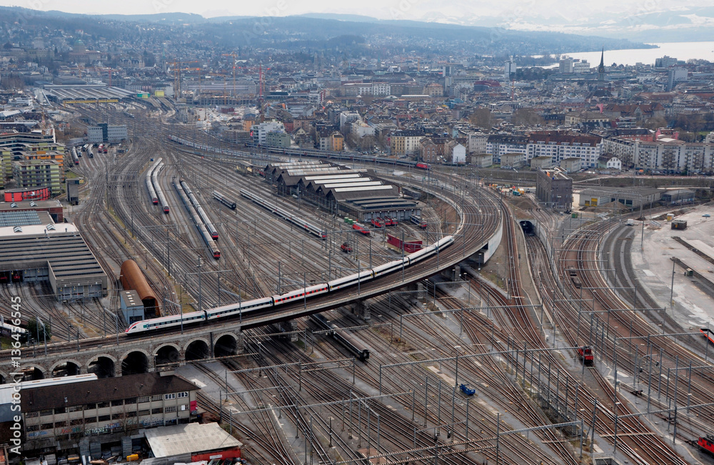 Aussicht auf die Gleise und das Viadukt beim Verkehrsknotenpunkt Hard in der Stadt Zürich 