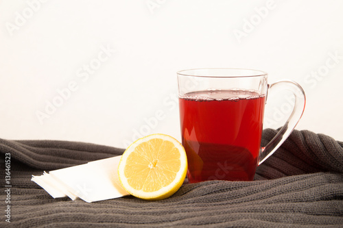 Tee mit Schal bei einer Grippe