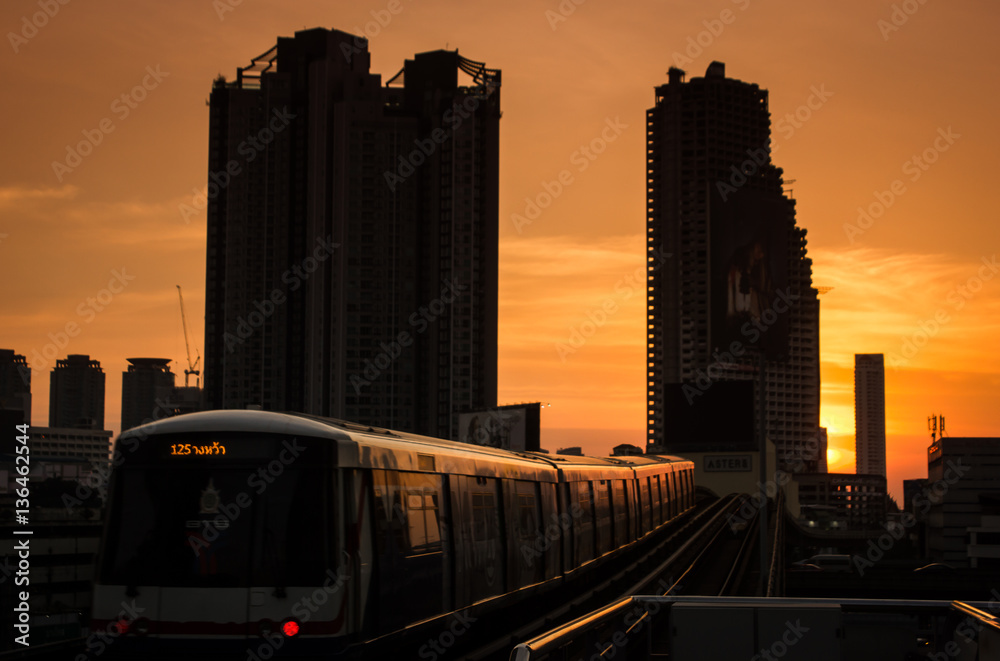 Fototapeta premium skytrain crossing Saphan taksin brigde in Bangkok, Thailand