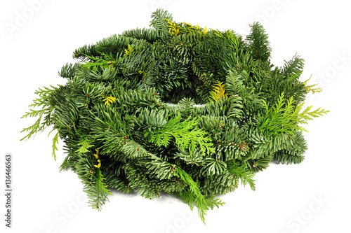 Kranz vor weißem Hintergrund