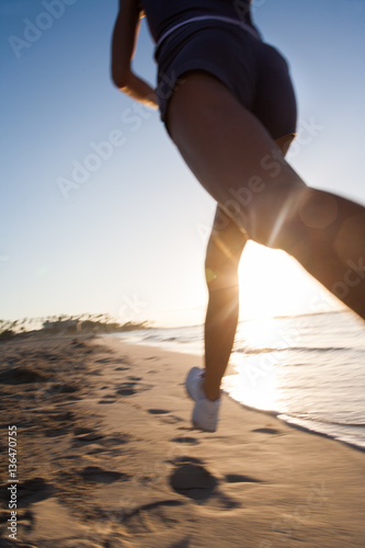 femme sportive qui fait un jogging sur la plage 