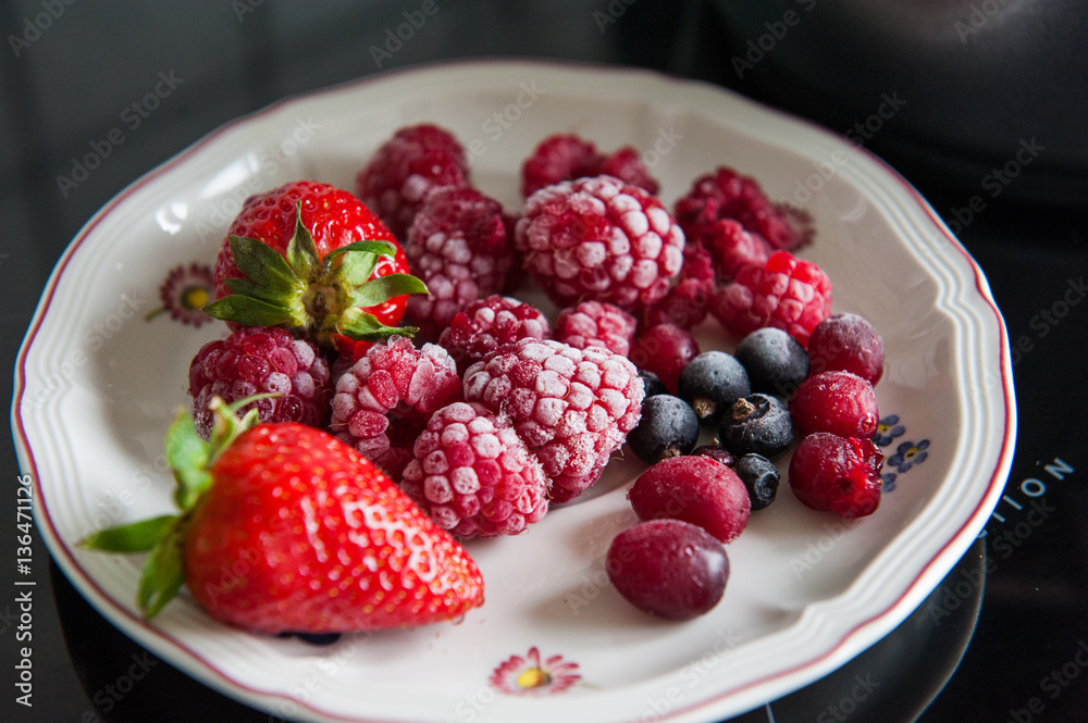 Frische- und Gefrierbeeren auf eine Untertasse Frische- und Gefrierbeeren auf eine Untertasse