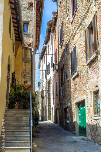 Fototapeta Naklejka Na Ścianę i Meble -  Alley in the downtown of Cortona, in tuscany, Italy