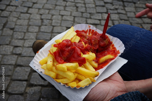 Currywurst und Pommes mit Ketchup