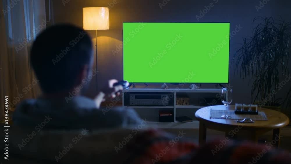 Телевизор читает видео. Телевизор в темноте. Человек перед телевизором. Телевизор в темноте в комнате. Телевизор в темной комнате.
