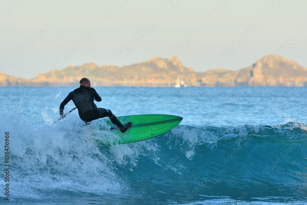 Un homme sportif pratique le paddle et le surf à Perros-Guirec en Bretagne