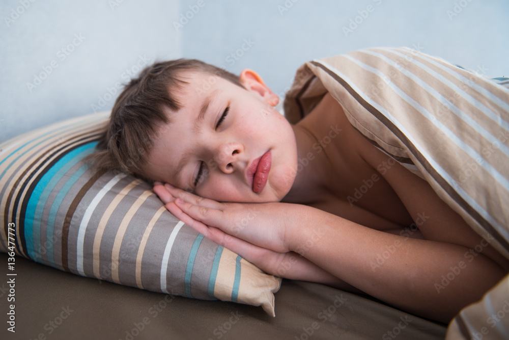 Спящие 13 14. Спящие мальчики. Спящий мальчик без одеяла.