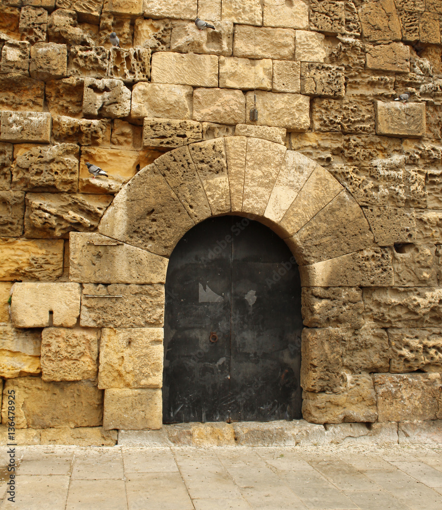 дверь в стене из каменной кладки