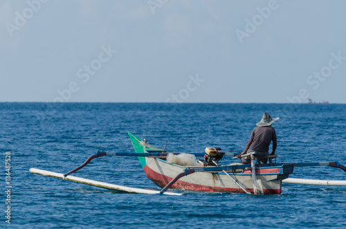 fischer mit hut und boot am meer