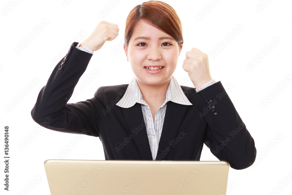 ガッツポーズの女性
ガッツポーズの女性