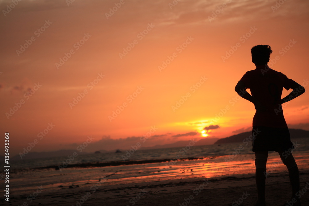 sagoma uomo guarda il tramonto sulla spiaggia sagoma uomo guarda il tramonto sulla spiaggia