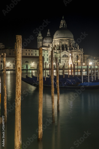 fredda serata a Venezia, suggestiva immagine della Basilica