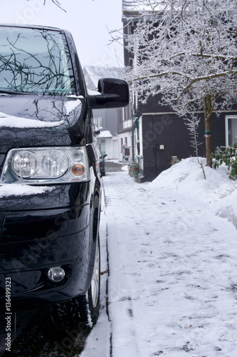 Hochformat-Foto: Kleinbus/Van parkt an Straßenrand im verschneiten Winterberg photo