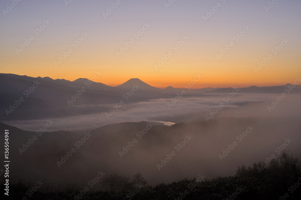 羊蹄山と朝日