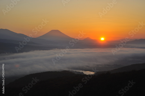 羊蹄山と朝日