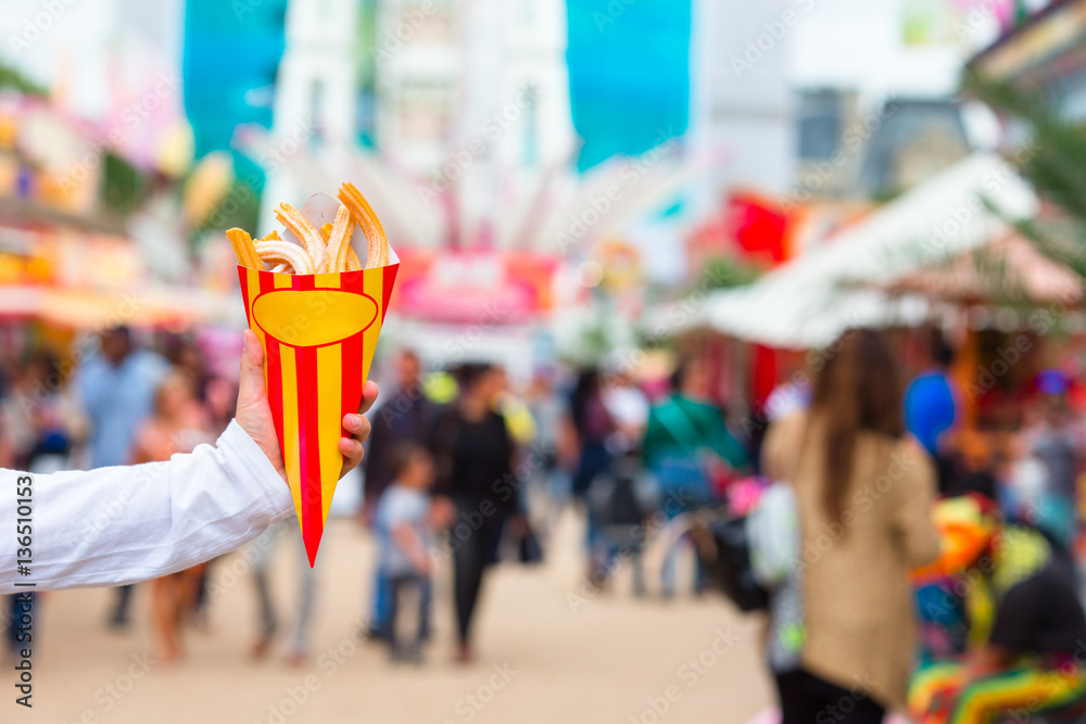 Φωτογραφία Tasty hot sweet churros in paper bag background Ferris wheel in the Tuileries pa