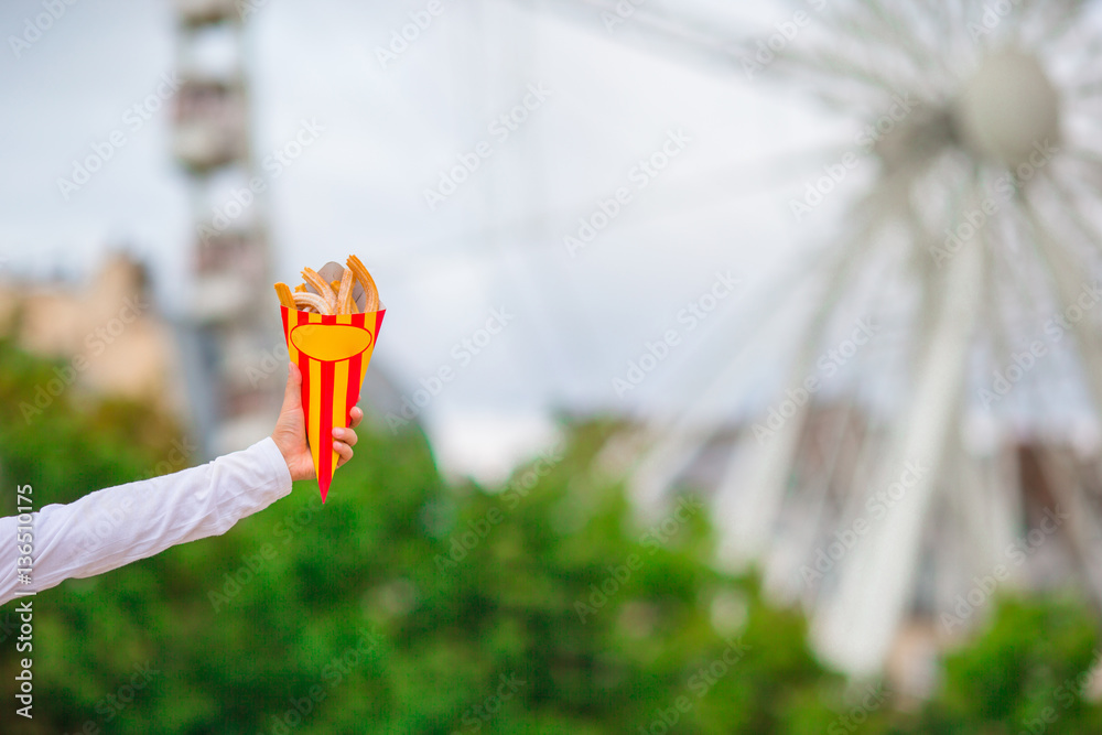 Φωτογραφία Tasty hot sweet churros in paper bag background Ferris wheel in the Tuileries pa