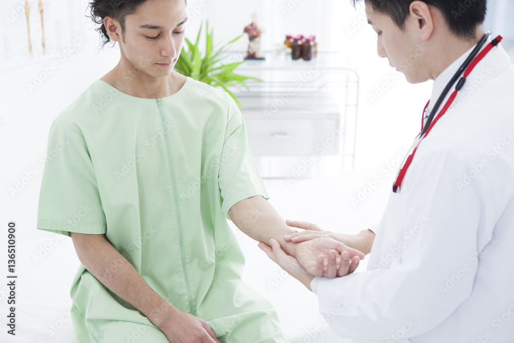 Obraz premium The doctor is confirming the patient's pulse