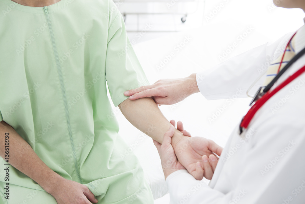 The doctor is confirming the patient's pulse The doctor is confirming the patient's pulse