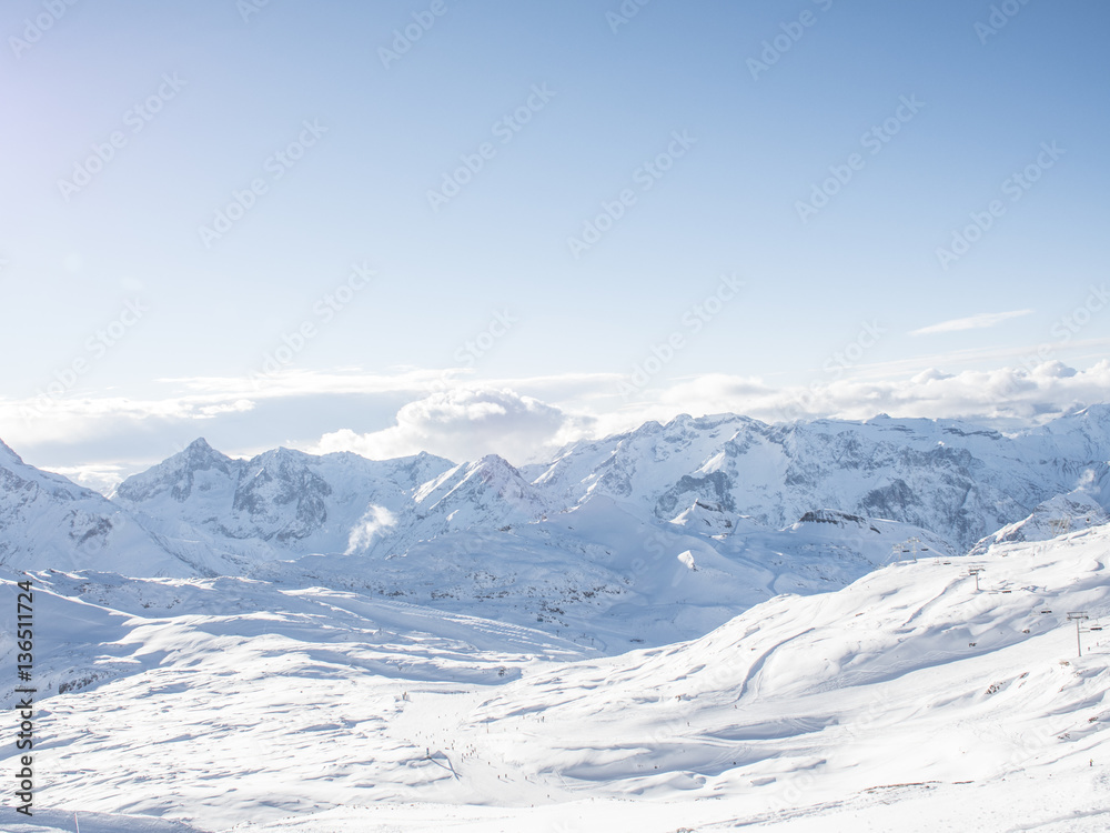 Montagnes enneigées domaine ski 