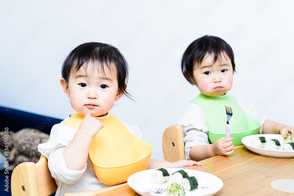 赤ちゃん 食事中