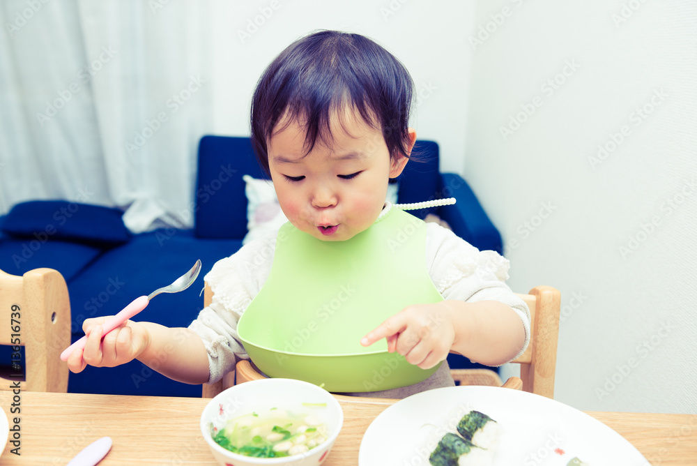 赤ちゃん 食事中