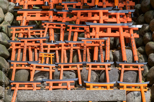 Obraz na płótnie Small red torii gate at Fushimi Inari Shrine in Kyoto, Japan w salonie
