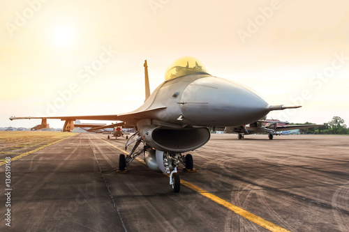 sokol-mysliwiec-wojskowy-samolot-zaparkowany-w-bazie-lotnictwa-na-zachod-slonca