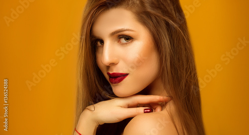 Canvas Print portrait of a beautiful brown-haired woman