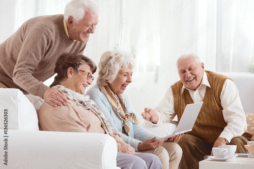 Obraz premium Watching old photos