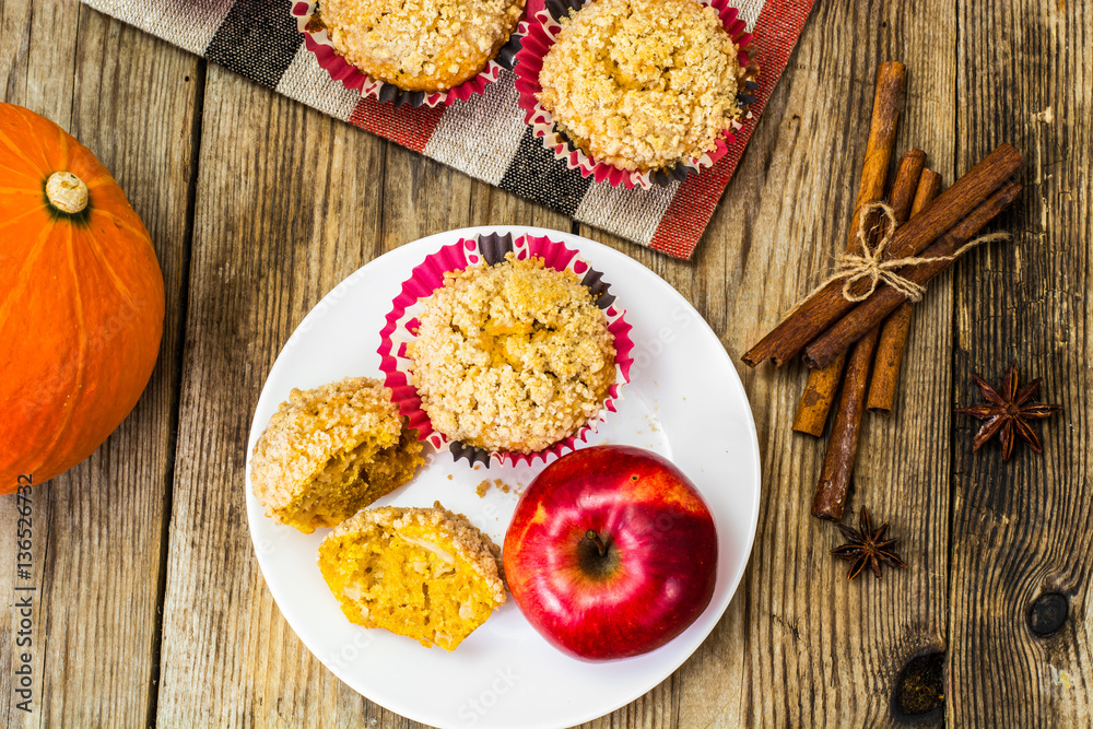 Flavored muffins with pumpkin and apple Flavored muffins with pumpkin and apple