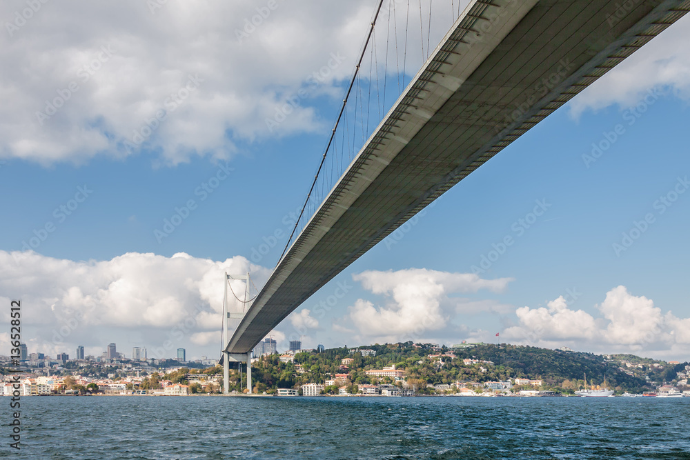 Naklejka premium Słoneczny widok z łódki przyjemności do Bosforu, Stambuł, Turcja.