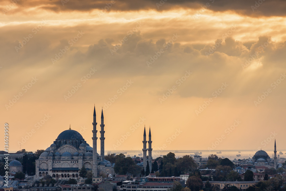 Fototapeta premium Sunset view from Galata tower to Golden Horn, Istanbul, Turkey.