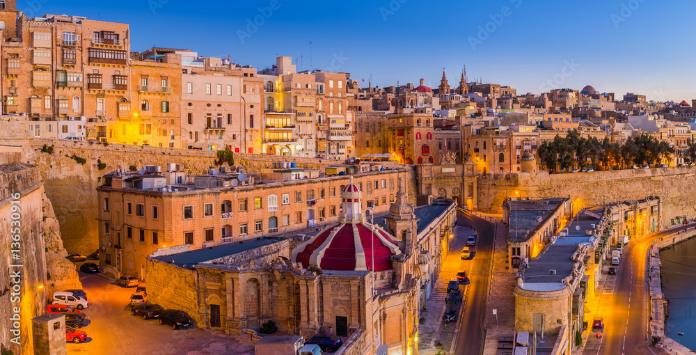 Valletta, Malta - The traditional houses and walls of Valletta, the capital city of Malta on an early summer morning before sunrise with clear blue sky - obrazy, fototapety, plakaty 