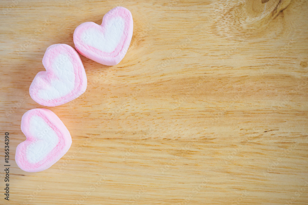 Fototapeta premium pink heart shape marshmallow for valentines background
