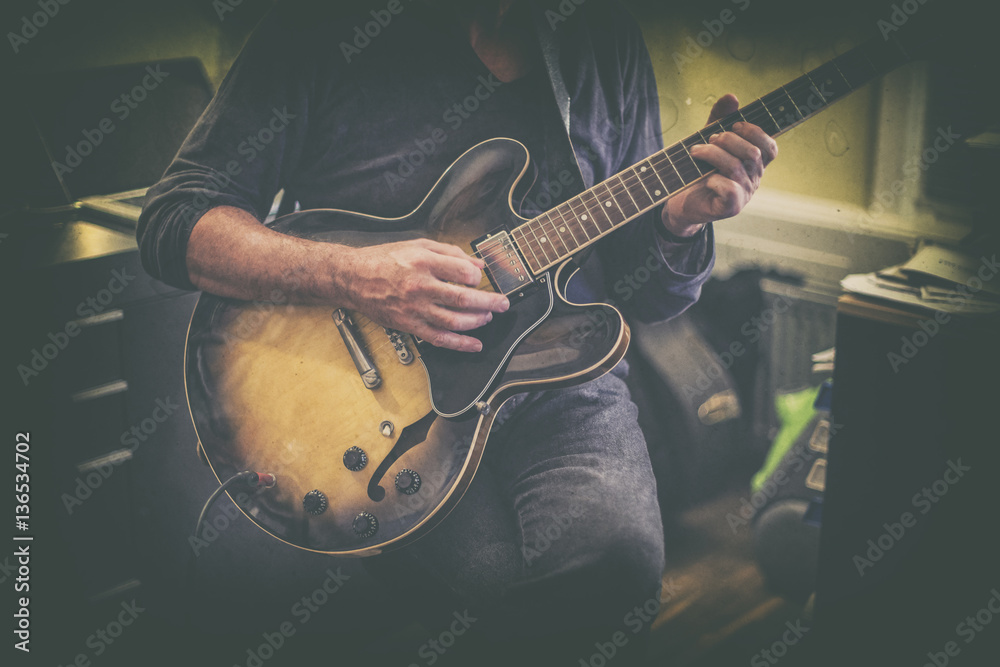 Naklejka premium Man playing guitar