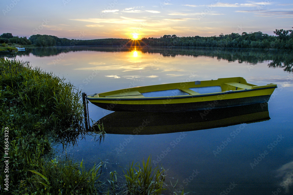 Danube side-arm Greifenstein, yellow boat, sunset, Austria, Lowe