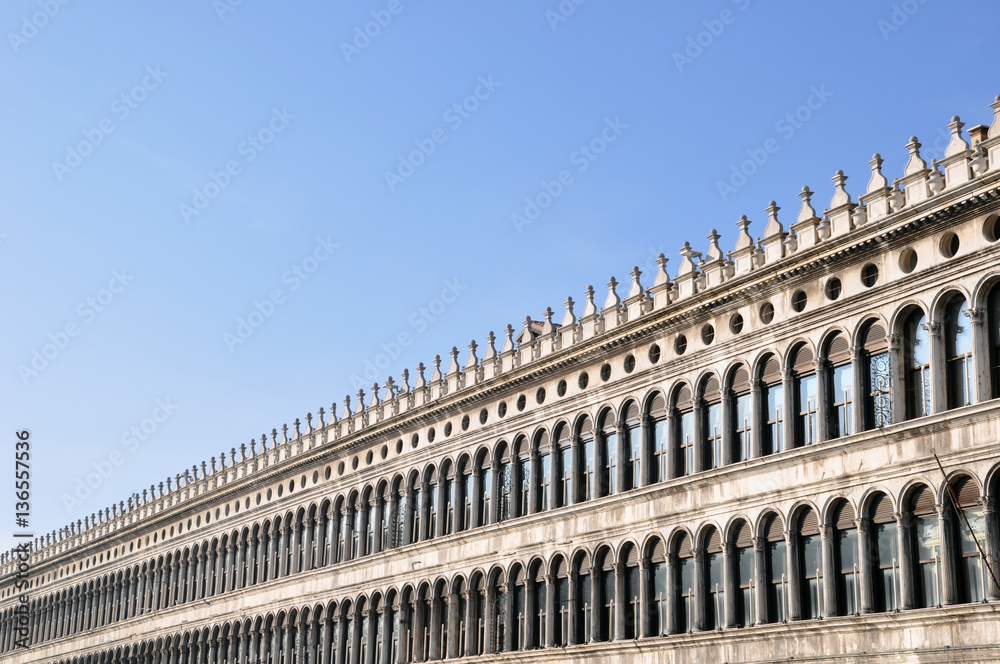 Fototapeta premium Palazzo gen Himmel