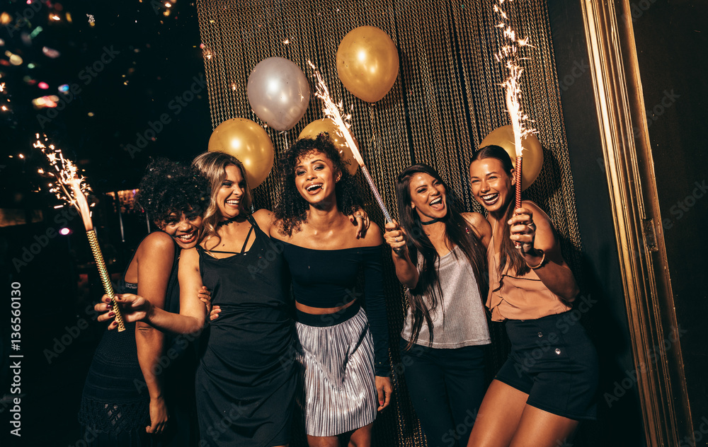 Ταπετσαρία Group of women celebrating with fireworks at pub
