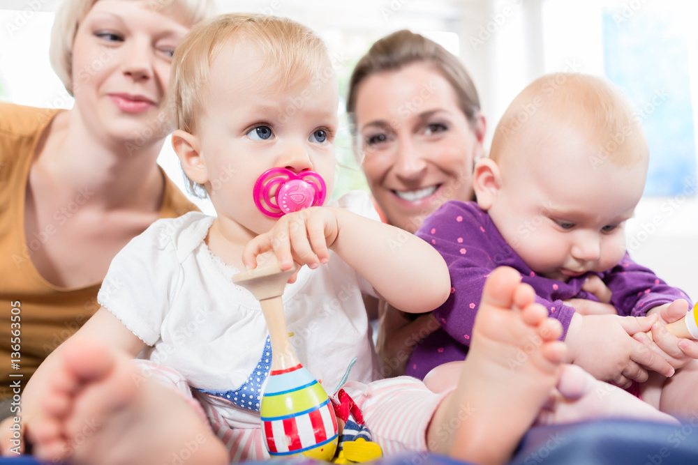 Baby hat Spaß bei der Mutter-Kind-Gymnastik Baby hat Spaß bei der Mutter-Kind-Gymnastik