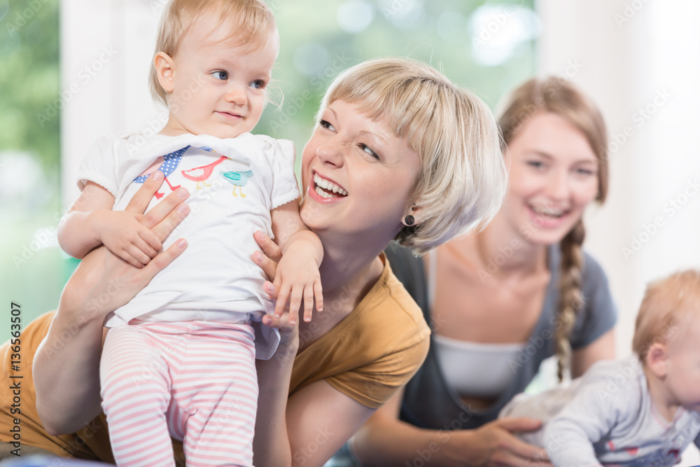 Junge Frauen mit ihren Kleinkindern in Krabbelgruppe Junge Frauen mit ihren Kleinkindern in Krabbelgruppe