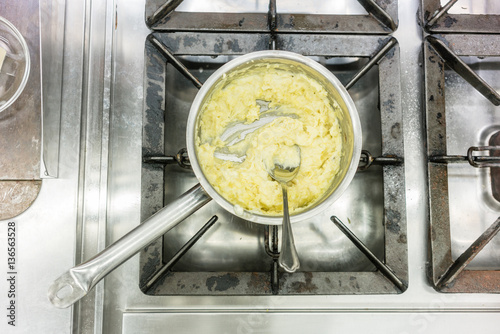 Topf mit Kartoffelpüree auf dem Herd in einem Restaurant