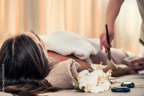 Cuadro en lienzo Woman lying down during Asian anti-aging treatment