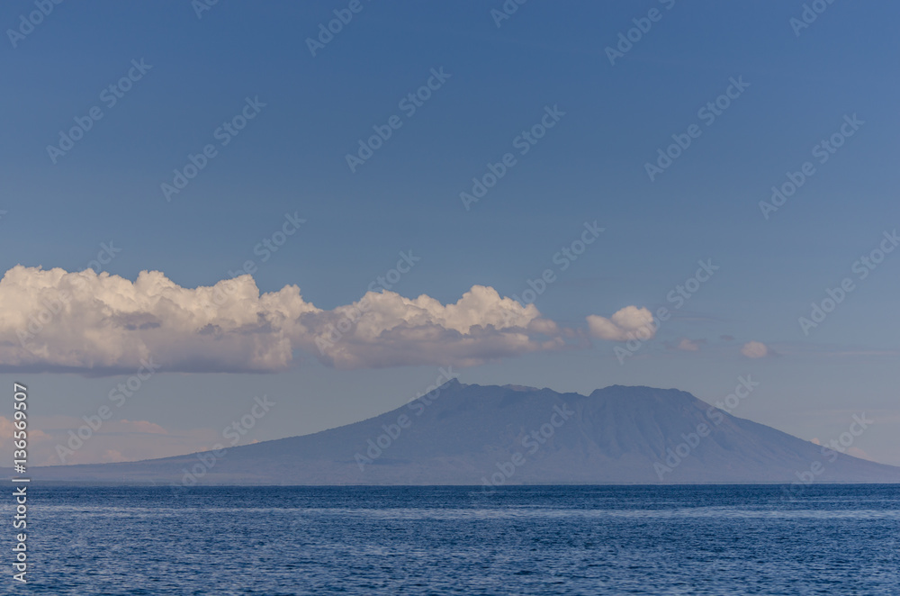 hoher vulkan am meer