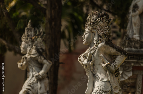 zwei skulpturen in tempel