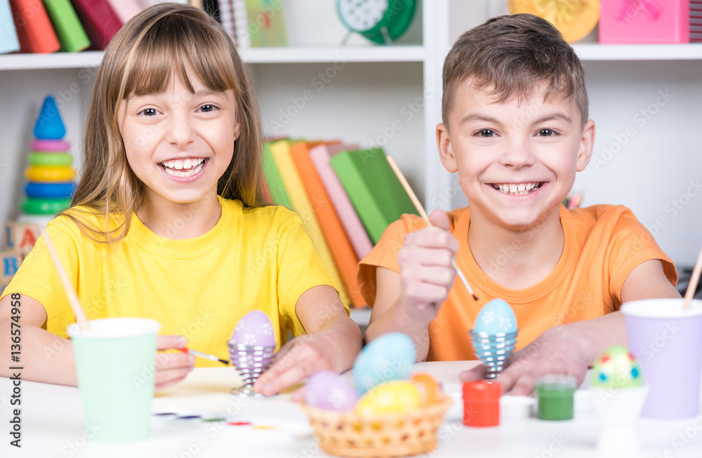 Naklejka premium Easter holiday - kid coloring eggs